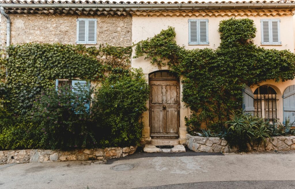 Détail raffiné d’une villa de prestige – sérénité et excellence signées Majordom dans le Var
